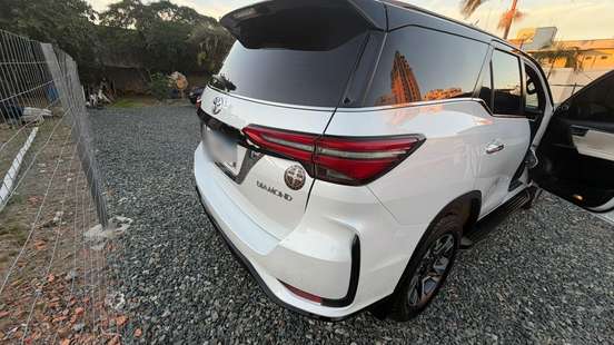 TOYOTA-HILUX SW4-2024