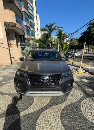 TOYOTA HILUX SW4 2.8 D-4D TURBO DIESEL SRX 4X4 AUTOMÁTICO