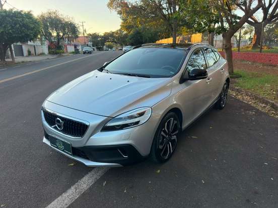 VOLVO-V40-2017