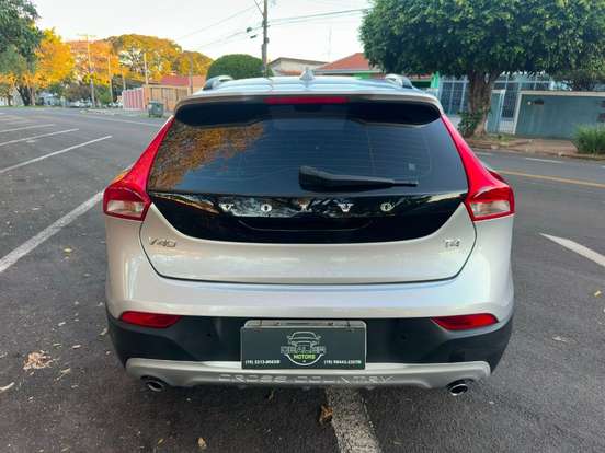 VOLVO-V40-2017
