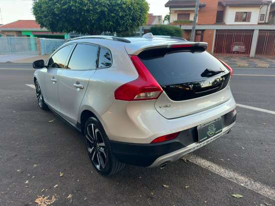 VOLVO-V40-2017