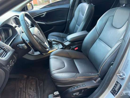 VOLVO-V40-2017
