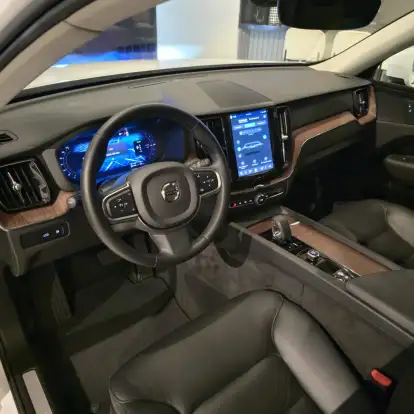 VOLVO-XC60-2024
