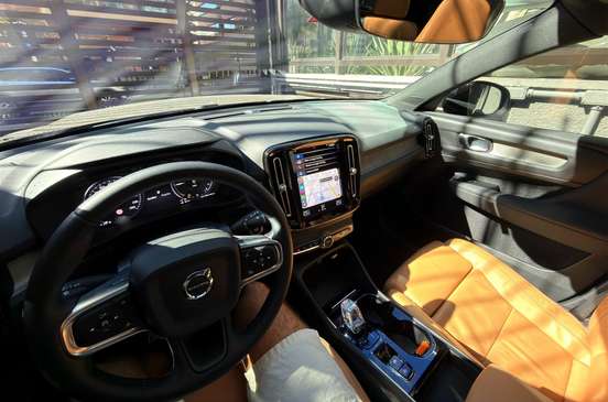 VOLVO-XC40-2021