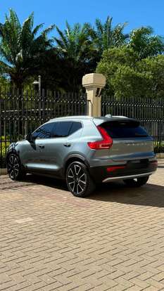 VOLVO-XC40-2.0 T5 GASOLINA MOMENTUM AWD GEARTRONIC VOLVO-XC40-2018