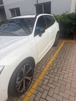 VOLVO-XC60-2023