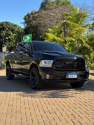 RAM CLASSIC 5.7 V8 GASOLINA LARAMIE NIGHT EDITION CD 4X4 AUTOMÁTICO