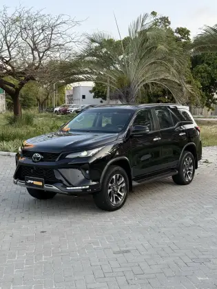 TOYOTA HILUX SW4 2.8 D-4D TURBO DIESEL SRX PLATINUM 7L 4X4 AUTOMÁTICO TOYOTA HILUX SW4 2.8 D-4D TURBO DIESEL SRX PLATINUM 7L 4X4 AUTOMÁTICO