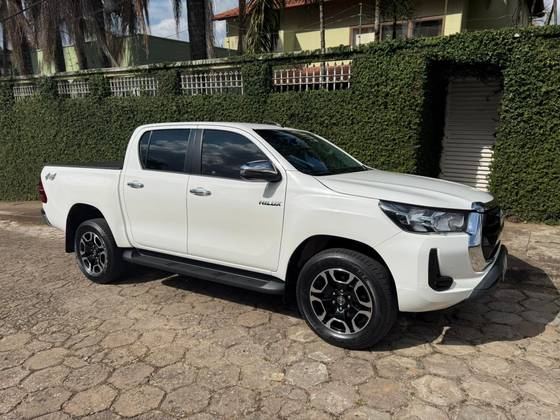 TOYOTA HILUX 2.8 D-4D TURBO DIESEL CD SRV 4X4 AUTOMÁTICO