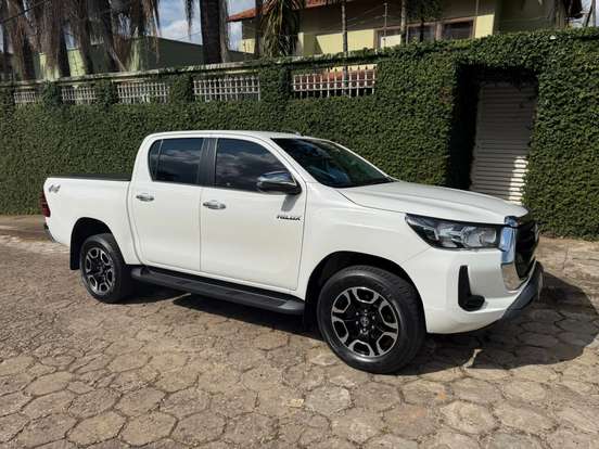 TOYOTA-HILUX-2021