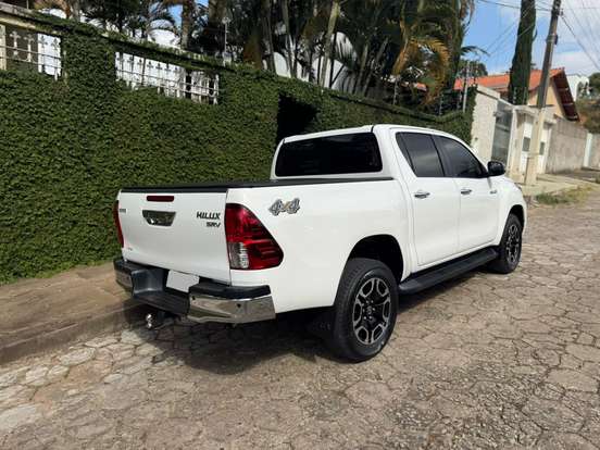 TOYOTA-HILUX-2021