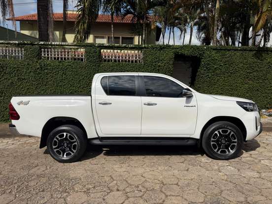 TOYOTA-HILUX-2021