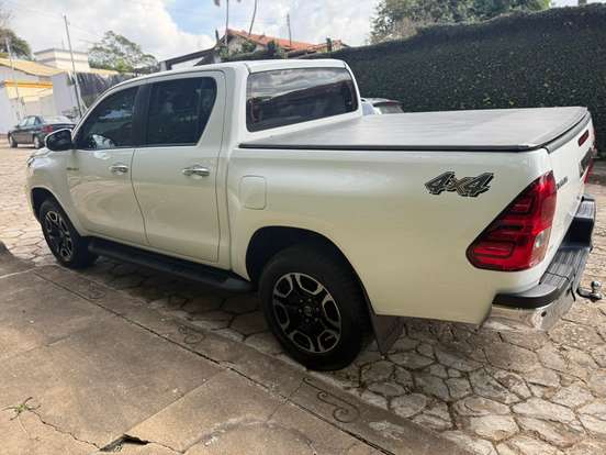 TOYOTA-HILUX-2021