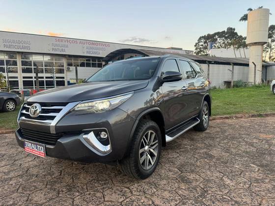 TOYOTA HILUX SW4 2.8 SRX 4X4 7 LUGARES 16V TURBO INTERCOOLER DIESEL 4P AUTOMÁTICO