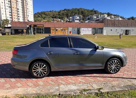 VOLKSWAGEN-JETTA-2013