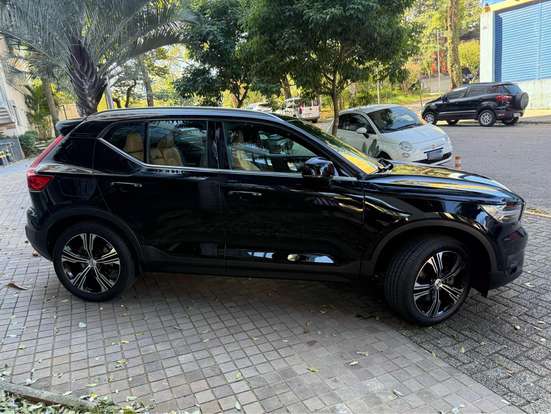 VOLVO-XC40-2020