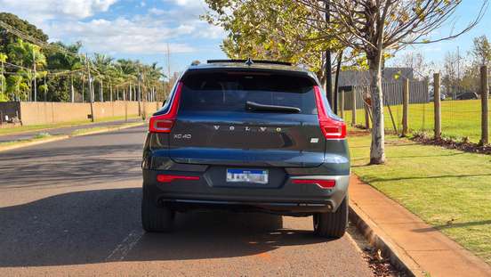 VOLVO-XC40-2021