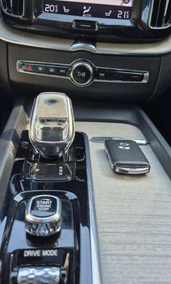 VOLVO-XC60-2021