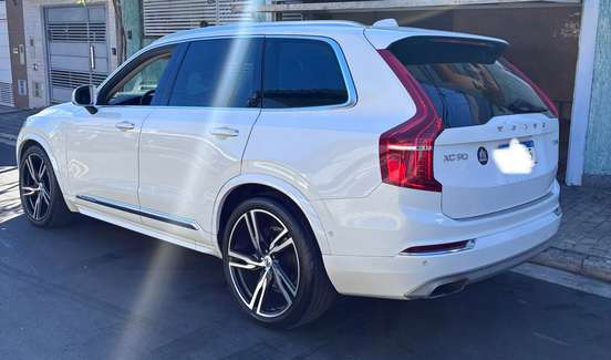 VOLVO-XC90-2017