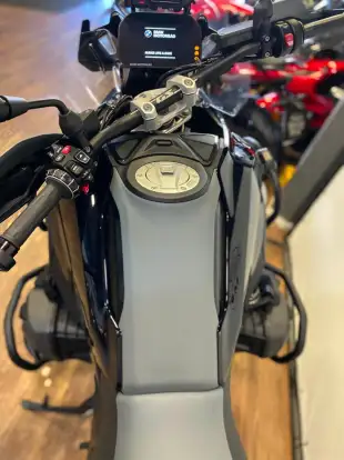 BMW-R 1300 GS TRIPLE BLACK-2024