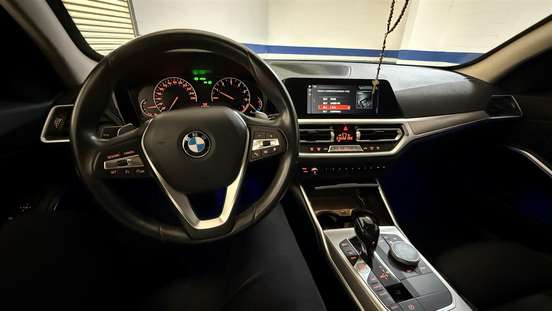 BMW-320i-2019