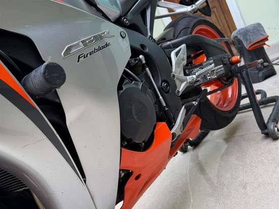 HONDA-CBR 1000RR FIREBLADE HONDA-CBR 1000RR FIREBLADE-2010