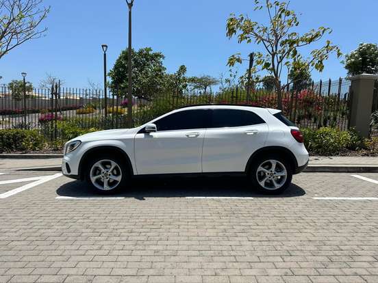 MERCEDES-BENZ-GLA 200-2019