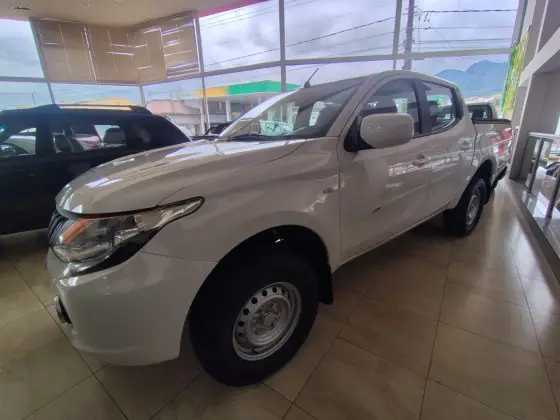 MITSUBISHI L200 TRITON 2.4 16V TURBO DIESEL GL CD 4X4 MANUAL MITSUBISHI L200 TRITON 2.4 16V TURBO DIESEL GL CD 4X4 MANUAL