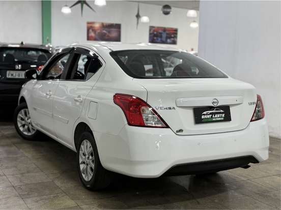 NISSAN-VERSA-2019