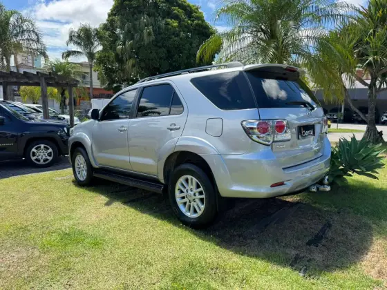 TOYOTA HILUX 2.7 SR 4X2 CD 16V FLEX 4P AUTOMÁTICO TOYOTA HILUX 2.7 SR 4X2 CD 16V FLEX 4P AUTOMÁTICO