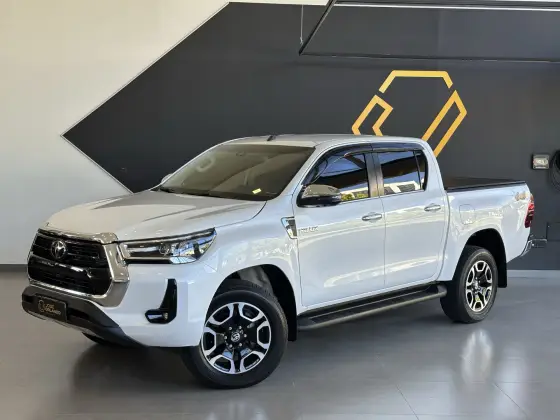 TOYOTA HILUX 2.8 D-4D TURBO DIESEL CD SRX 4X4 AUTOMÁTICO TOYOTA HILUX 2.8 D-4D TURBO DIESEL CD SRX 4X4 AUTOMÁTICO