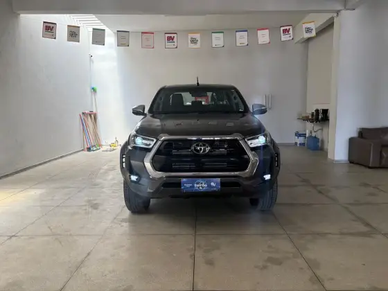 TOYOTA HILUX 2.8 D-4D TURBO DIESEL CD SRX PLUS 4X4 AUTOMÁTICO TOYOTA HILUX 2.8 D-4D TURBO DIESEL CD SRX PLUS 4X4 AUTOMÁTICO