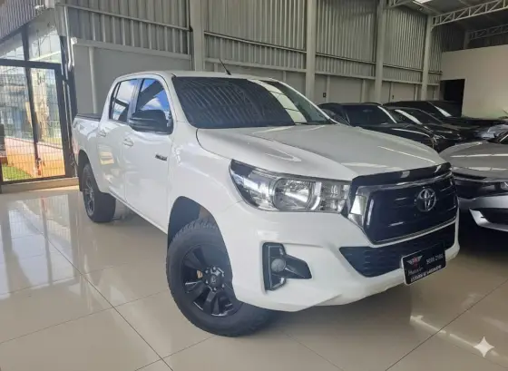 TOYOTA HILUX 2.8 SR 4X4 CD 16V DIESEL 4P AUTOMÁTICO TOYOTA HILUX 2.8 SR 4X4 CD 16V DIESEL 4P AUTOMÁTICO