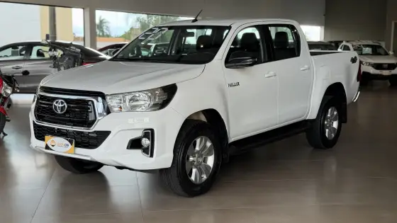 TOYOTA HILUX 2.8 SR 4X4 CD 16V DIESEL 4P AUTOMÁTICO TOYOTA HILUX 2.8 SR 4X4 CD 16V DIESEL 4P AUTOMÁTICO