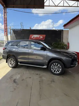 TOYOTA HILUX SW4 2.8 D-4D TURBO DIESEL SRX 4X4 AUTOMÁTICO TOYOTA HILUX SW4 2.8 D-4D TURBO DIESEL SRX 4X4 AUTOMÁTICO