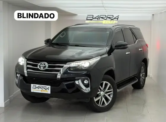 TOYOTA HILUX SW4 2.8 SRX 4X4 7 LUGARES 16V TURBO INTERCOOLER DIESEL 4P AUTOMÁTICO