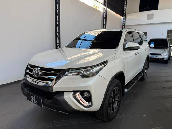 TOYOTA HILUX SW4 2.8 SRX DIAMOND 4X4 7 LUGARES 16V TURBO INTERCOOLER DIESEL 4P AUTOMÁTICO