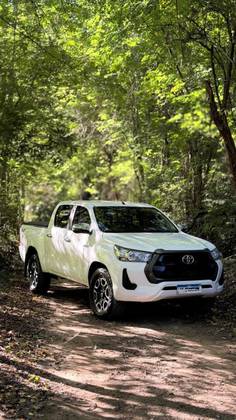TOYOTA HILUX 2.8 D-4D TURBO DIESEL CD POWER PACK 4X4 MANUAL