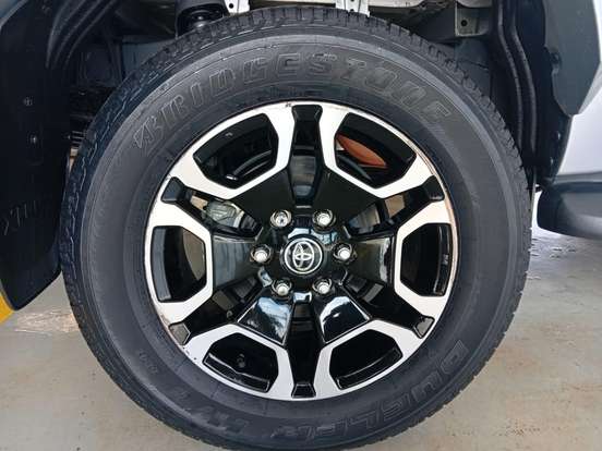 TOYOTA-HILUX-2.8 D-4D TURBO DIESEL CD SRX PLUS 4X4 AUTOMÁTICO TOYOTA-HILUX-2025