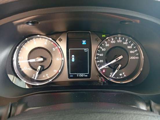 TOYOTA-HILUX-2.8 D-4D TURBO DIESEL CD SRX PLUS 4X4 AUTOMÁTICO TOYOTA-HILUX-2025