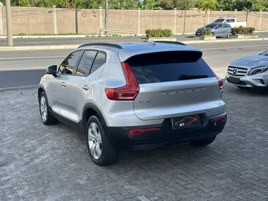 VOLVO-XC40-2018