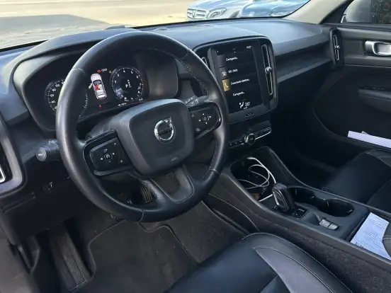 VOLVO-XC40-2018
