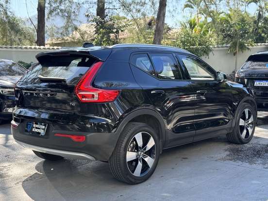 VOLVO-XC40-2020
