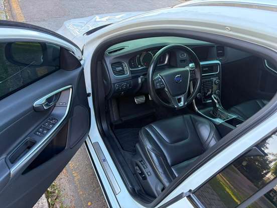 VOLVO-V60-3.0 T6 R DESIGN 24V TURBO GASOLINA 4P AUTOMÁTICO VOLVO-V60-2014