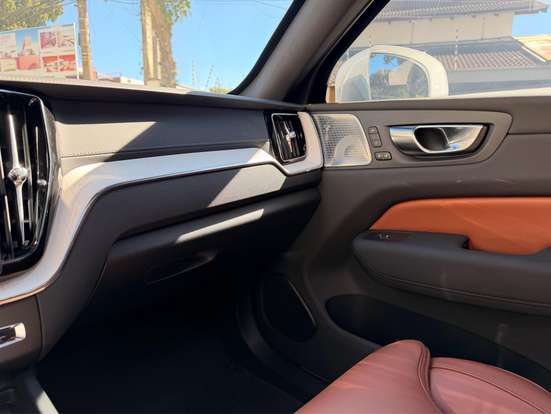 VOLVO-XC60-2025
