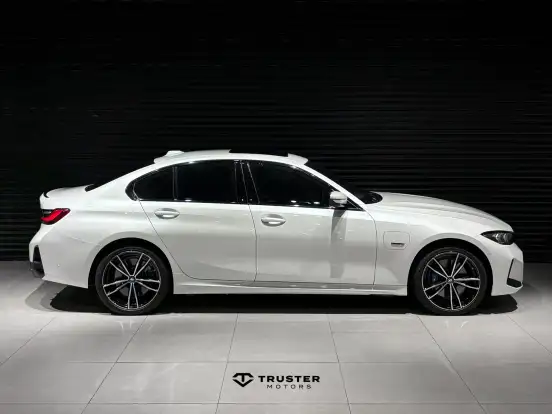 BMW-330e-2023