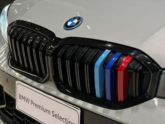 BMW-330e-2023