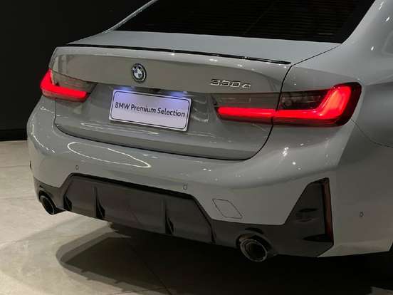 BMW-330e-2023