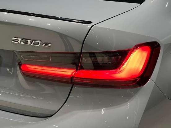 BMW-330e-2023