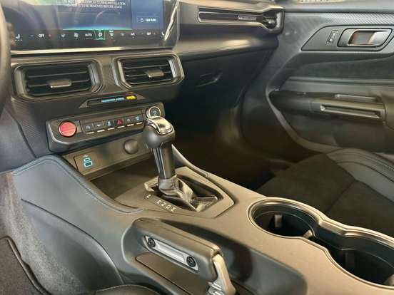 FORD-MUSTANG-2025